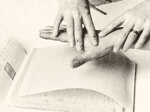empreintes des mains application sur papier